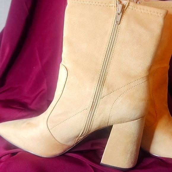 Cream Color size 9 1/2 Boots (NEW) - Picture 2 of 5